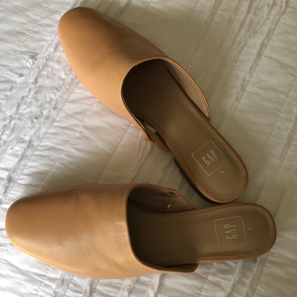 NWNB. Gap mules.  Nude/ tan.